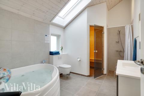 Eines der Badezimmer im Luxusferienhaus Nr. 444