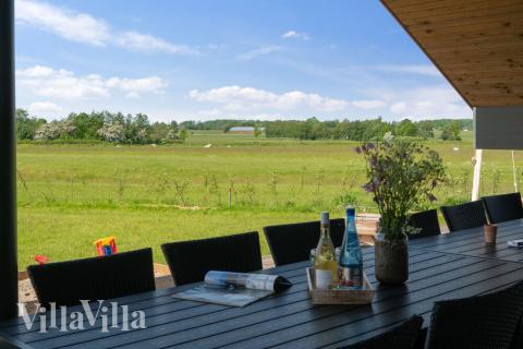 Genießen Sie einen Grillabend auf der Terrasse des Luxusferienhauses Nr. 444 in Ostjütland