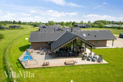 Diese schicke Haus mit Whirlpool Nr. 444 mit Platz für 12 Personen liegt in Ostjütland