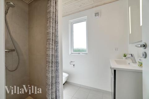 Eines der Badezimmer im Luxusferienhaus Nr. 453