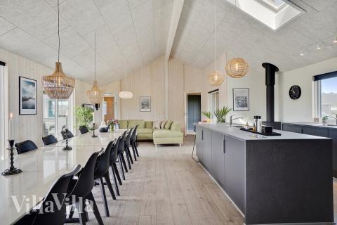 Der große, lichtdurchflutete Aufenthaltsraum im Luxusferienhaus Nr. 453 für 20.