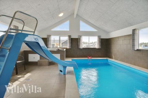 Das Ferienhaus 453 hat einen schicken Poolbereich mit Wasserrutsche, einem geräumigen, eingelassenen Whirlpool und einer Sauna.