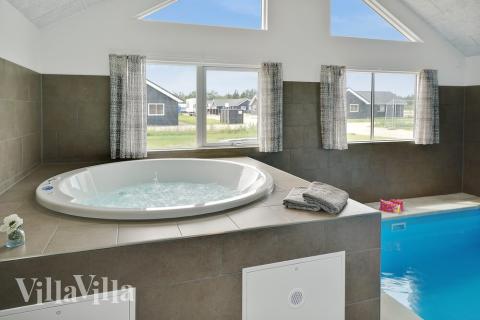 Genießen Sie den warmen Whirlpool im Luxusferienhaus Nr. 453 in Westjütland
