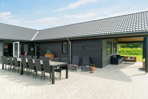 Auf der Terrasse des Ferienhauses Nr. 453 ist Platz für 20 Personen.