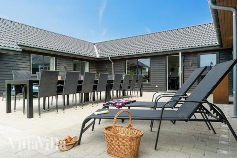 Genießen Sie einen Grillabend auf der Terrasse des Luxusferienhauses Nr. 453 in Westjütland