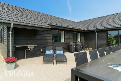 Große Terrasse am Luxusferienhaus Nr. 453 in Westjütland.