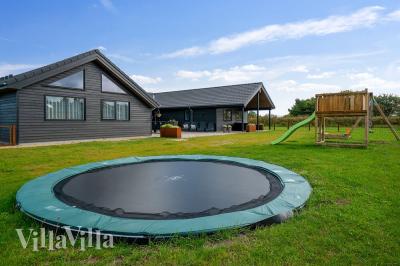 Zu dem attraktiven Ferienhaus Nr. 453 in Westjütland gehört auch ein tolles Angebot im Außenbereich, z. B. Spieleturm und Schaukeln