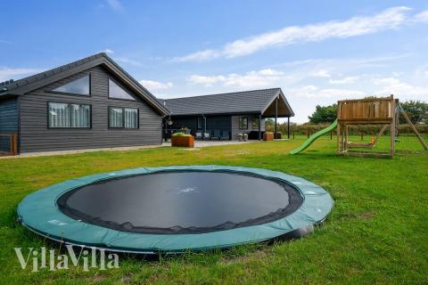 Zu dem attraktiven Ferienhaus Nr. 453 in Westjütland gehört auch ein tolles Angebot im Außenbereich, z. B. Spieleturm und Schaukeln