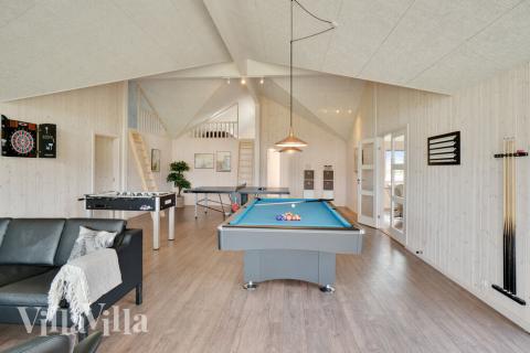 Neben den vielen schönen Stunden, die man im Poolbereich des Hauses verbringen kann, bietet das Luxusferienhaus 454 auch Spielevergnügen bei Billard/Tischtennis und Darts