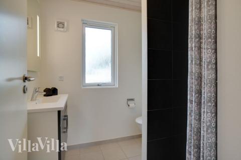 Eines der Badezimmer im Luxusferienhaus Nr. 454