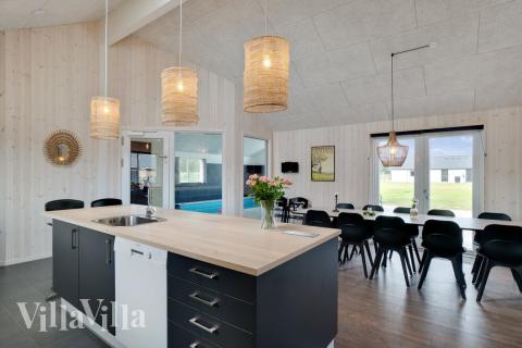 Gut ausgestattete Küche im Luxusferienhaus Nr. 454 in Westjütland.