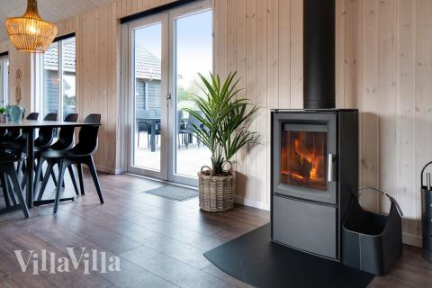 Der große, lichtdurchflutete Aufenthaltsraum im Luxusferienhaus Nr. 454 für 30.