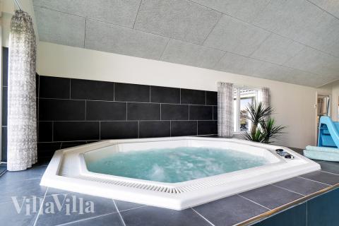 Genießen Sie den warmen Whirlpool im Luxusferienhaus Nr. 454 in Westjütland