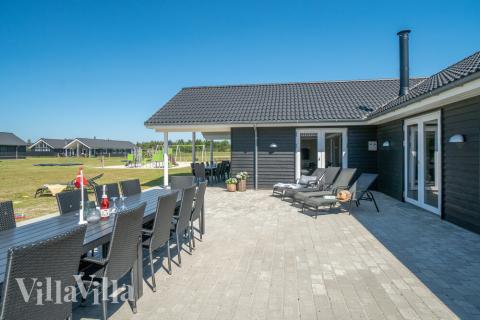 Das Luxusferienhaus Nr. 454 hat eine tolle Terrasse, die mit hochwertigen Gartenmöbeln für 30 Personen ausgestattet ist.