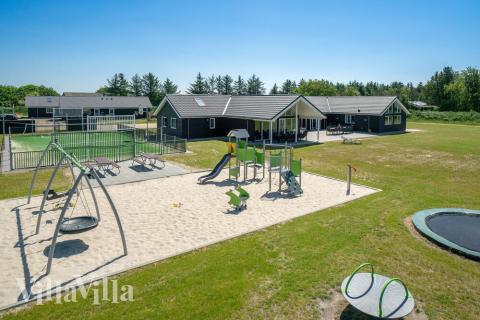 Zu dem attraktiven Ferienhaus Nr. 454 in Westjütland gehört auch ein tolles Angebot im Außenbereich, z. B. Spieleturm und Schaukeln