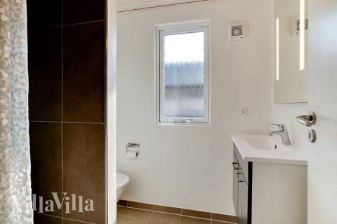 Eines der Badezimmer im Luxusferienhaus Nr. 455