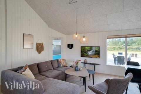 Der große, lichtdurchflutete Aufenthaltsraum im Luxusferienhaus Nr. 455 für 20.