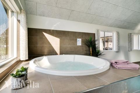 Genießen Sie den warmen Whirlpool im Luxusferienhaus Nr. 455 in Westjütland