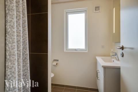 Eines der Badezimmer im Luxusferienhaus Nr. 456