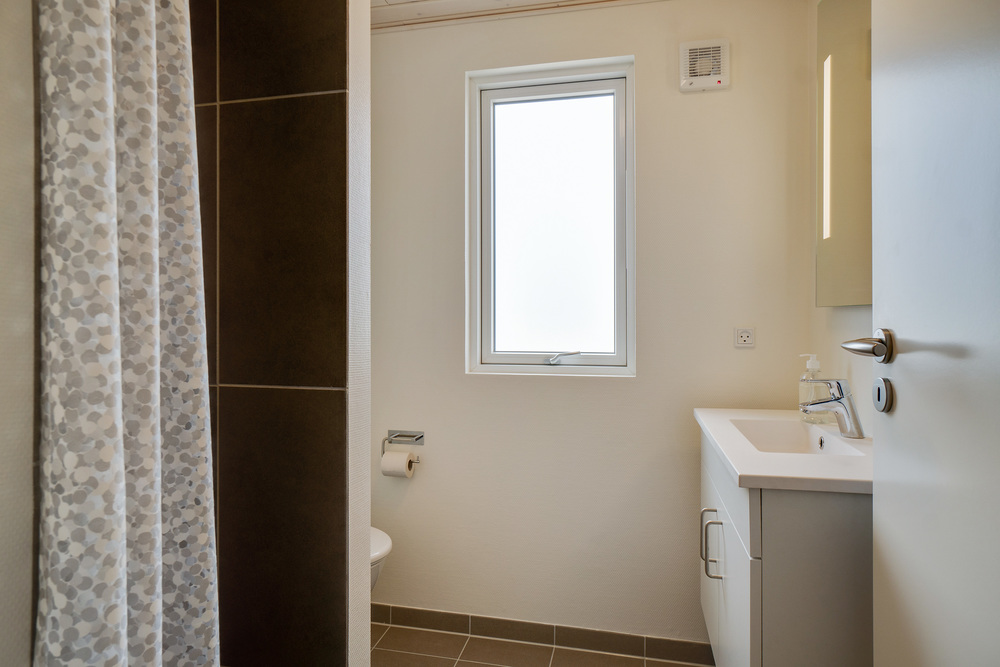 Eines der Badezimmer im Luxusferienhaus Nr. 456