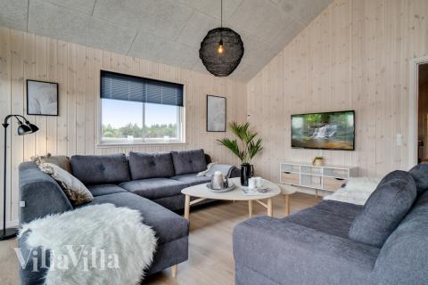 Der große, lichtdurchflutete Aufenthaltsraum im Luxusferienhaus Nr. 456 für 20.