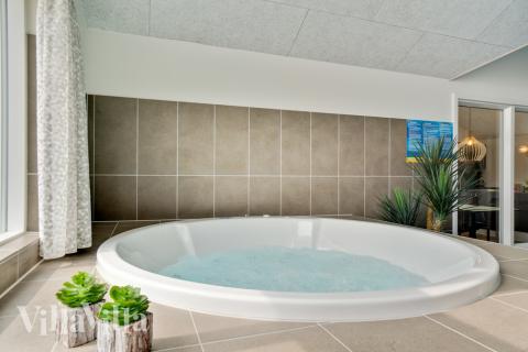 Genießen Sie den warmen Whirlpool im Luxusferienhaus Nr. 456 in Westjütland
