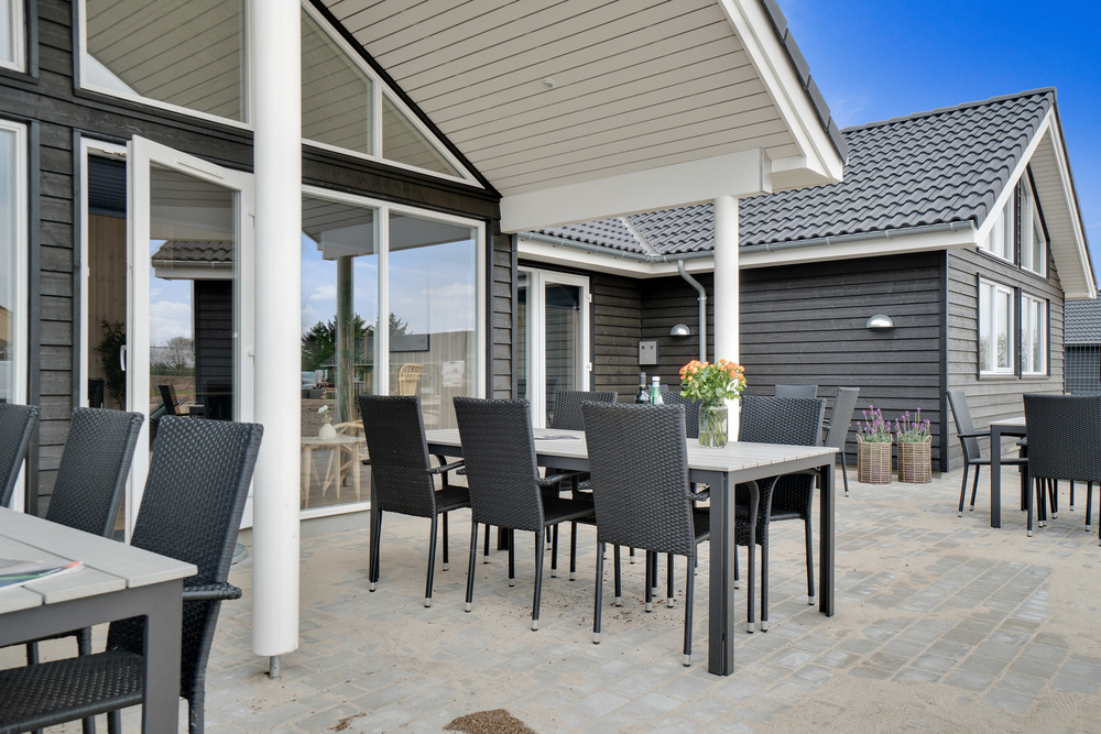 Genießen Sie einen Grillabend auf der Terrasse des Luxusferienhauses Nr. 456 in Westjütland