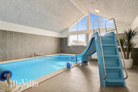 Das Ferienhaus 456 hat einen schicken Poolbereich mit Wasserrutsche, einem geräumigen, eingelassenen Whirlpool und einer Sauna.