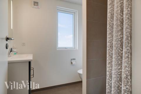 Eines der Badezimmer im Luxusferienhaus Nr. 457