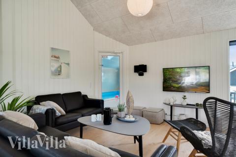 Der große, lichtdurchflutete Aufenthaltsraum im Luxusferienhaus Nr. 457 für 20.