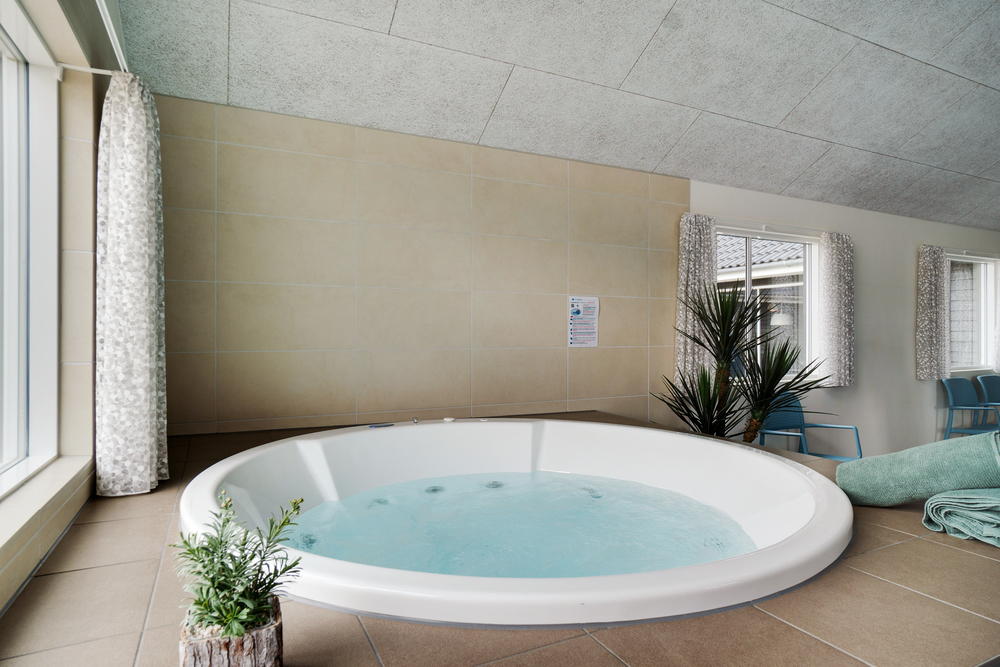 Genießen Sie den warmen Whirlpool im Luxusferienhaus Nr. 457 in Westjütland