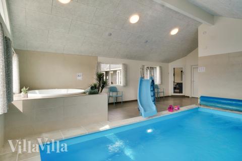 Das Ferienhaus 457 hat einen schicken Poolbereich mit Wasserrutsche, einem geräumigen, eingelassenen Whirlpool und einer Sauna.