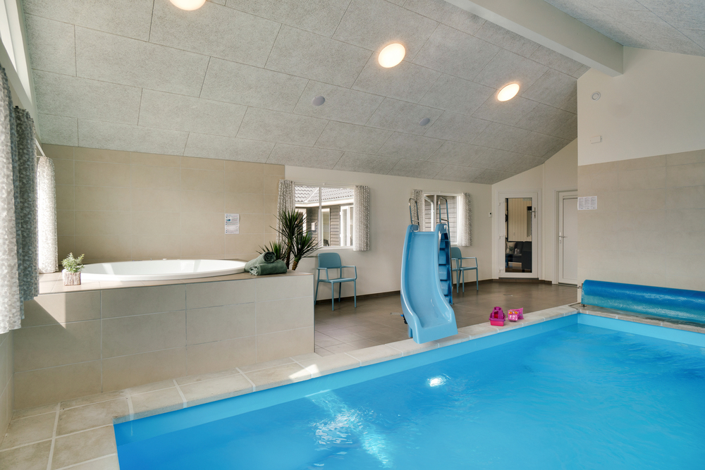Das Ferienhaus 457 hat einen schicken Poolbereich mit Wasserrutsche, einem geräumigen, eingelassenen Whirlpool und einer Sauna.