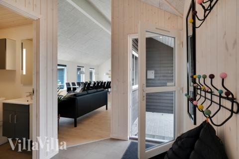 Der geräumige Eingangsbereich im Luxusferienhaus Nr. 457 in Westjütland