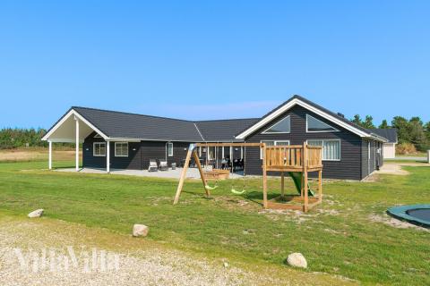 Zu dem attraktiven Ferienhaus Nr. 457 in Westjütland gehört auch ein tolles Angebot im Außenbereich, z. B. Spieleturm und Schaukeln