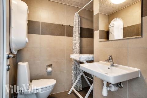 Eines der Badezimmer im Luxusferienhaus Nr. 458