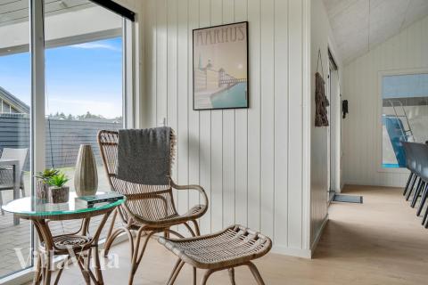 Der große, lichtdurchflutete Aufenthaltsraum im Luxusferienhaus Nr. 458 für 18.