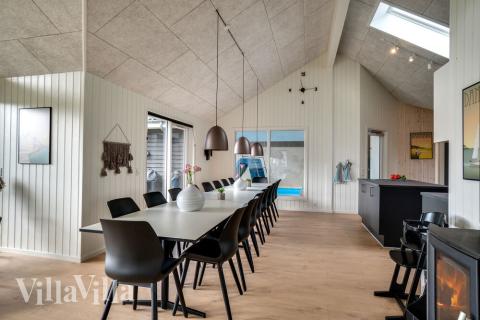 Der Aufenthaltsraum bietet Platz für 18 Personen, wenn ihr das Ferienhaus 458 in Westjütland besucht.