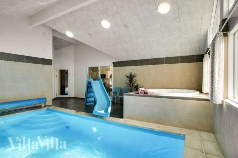 Das Ferienhaus 458 hat einen schicken Poolbereich mit Wasserrutsche, einem geräumigen, eingelassenen Whirlpool und einer Sauna.