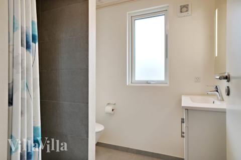 Eines der Badezimmer im Luxusferienhaus Nr. 463