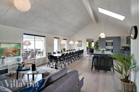 Der große, lichtdurchflutete Aufenthaltsraum im Luxusferienhaus Nr. 463 für 20.