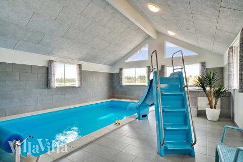 Das Ferienhaus 463 hat einen schicken Poolbereich mit Wasserrutsche, einem geräumigen, eingelassenen Whirlpool und einer Sauna.