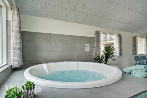 Genießen Sie den warmen Whirlpool im Luxusferienhaus Nr. 463 in Westjütland