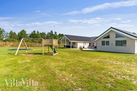 Zu dem attraktiven Ferienhaus Nr. 463 in Westjütland gehört auch ein tolles Angebot im Außenbereich, z. B. Spieleturm und Schaukeln