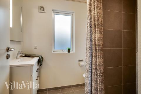 Eines der Badezimmer im Luxusferienhaus Nr. 473