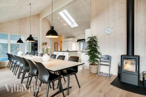 Der große, lichtdurchflutete Aufenthaltsraum im Luxusferienhaus Nr. 473 für 18.