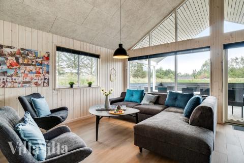 Aufenthaltsraum mit Platz für 18 im Luxusferienhaus Nr. 473.