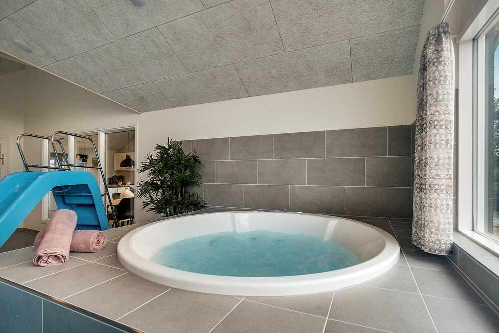 Genießen Sie den warmen Whirlpool im Luxusferienhaus Nr. 473 in Westjütland