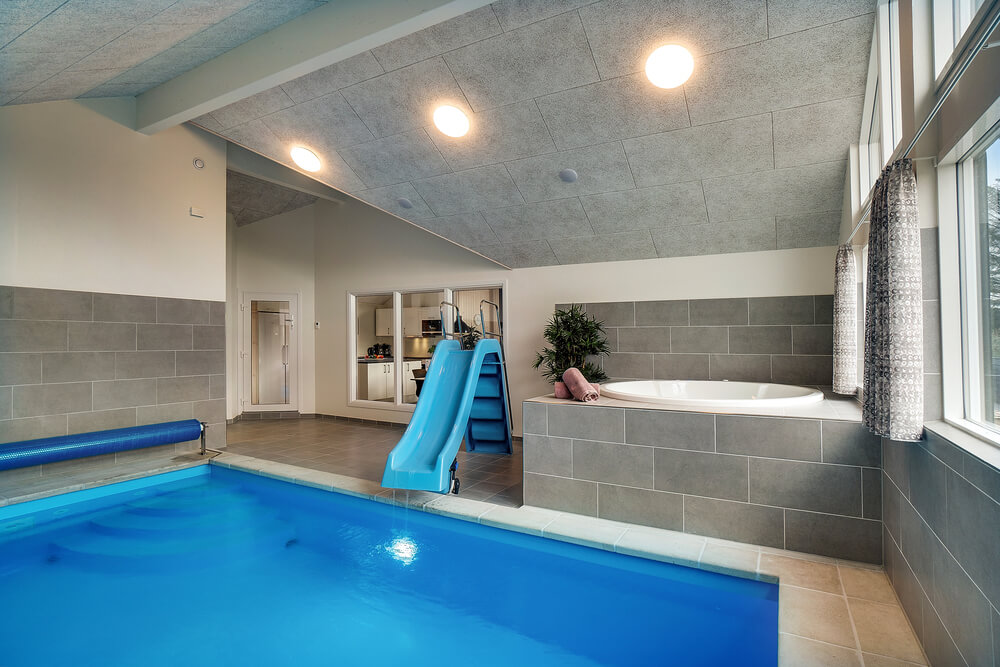 Das Ferienhaus 473 hat einen schicken Poolbereich mit Wasserrutsche, einem geräumigen, eingelassenen Whirlpool und einer Sauna.