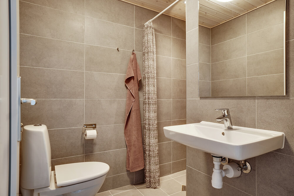 Eines der Badezimmer im Luxusferienhaus Nr. 473